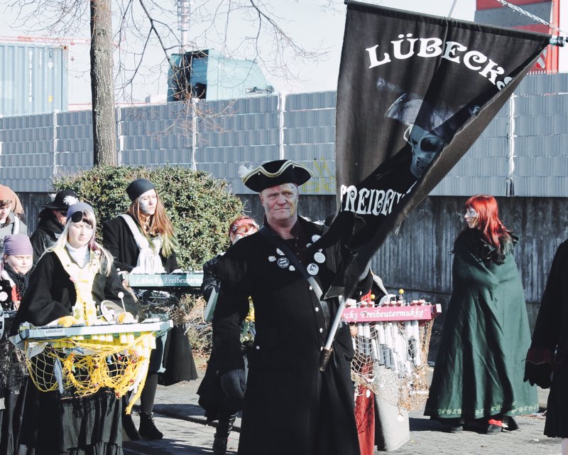 Starten wir eine kleine Zeitreise in das Jahr 2013 und feiern zusammen mit Lübecks Freibeutermukke Straßenkarneval im Ruhrgebiet.
